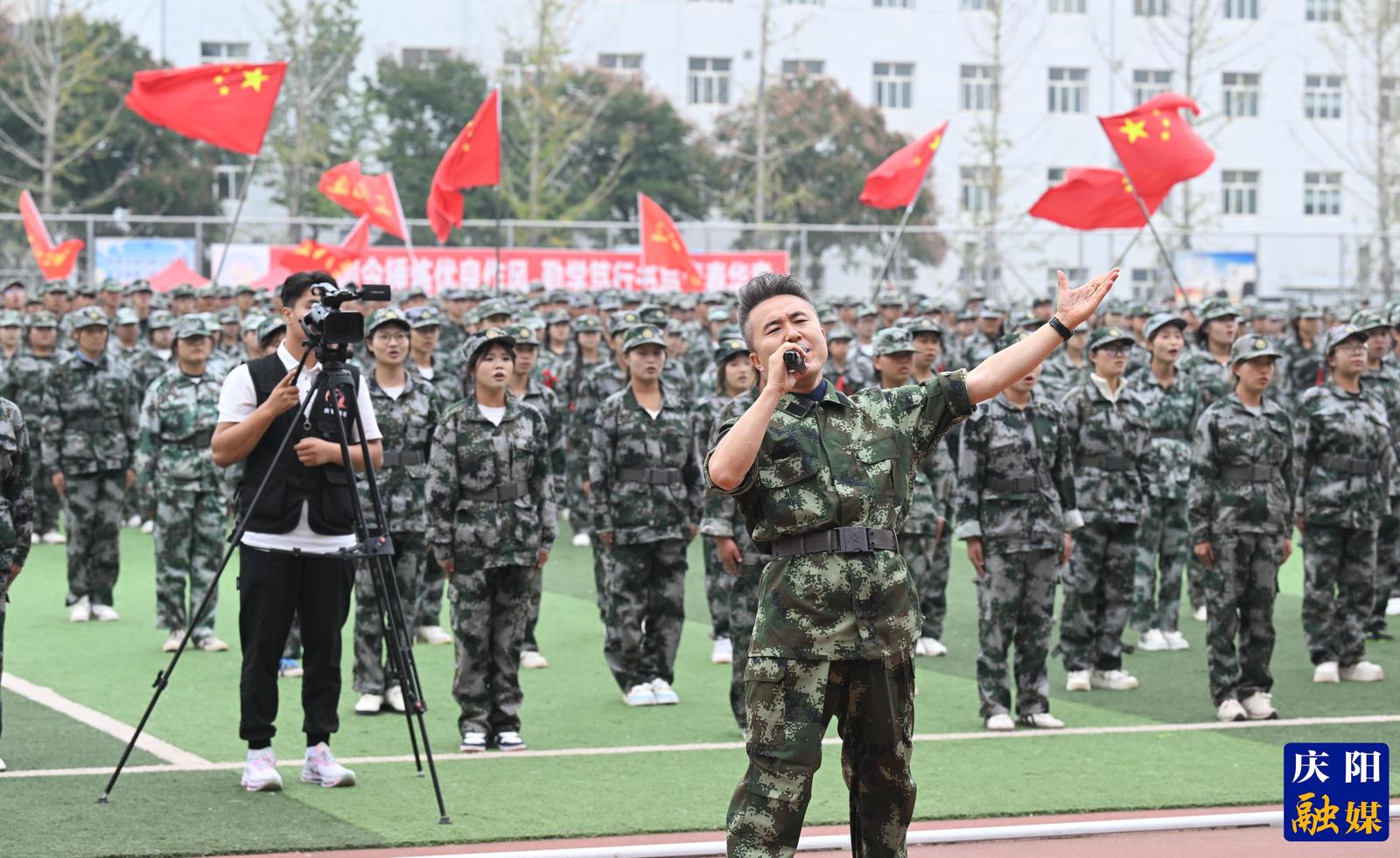 师生齐唱陇东民歌《咱们的领袖毛泽东》《绣金匾》《军民大生产》。 (2) 师生齐唱陇东民歌《咱们的领袖毛泽东》《绣金匾》《军民大生产》。 (2)