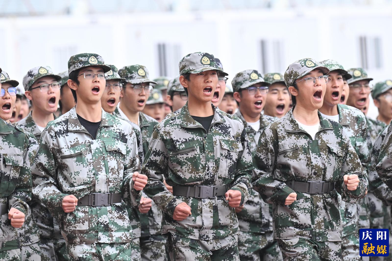 军训成果总结汇报中,各方阵依次入场。 军训成果总结汇报中,各方阵依次入场。