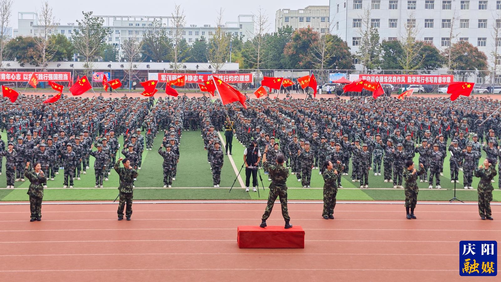 师生齐唱陇东民歌《咱们的领袖毛泽东》《绣金匾》《军民大生产》。 师生齐唱陇东民歌《咱们的领袖毛泽东》《绣金匾》《军民大生产》。