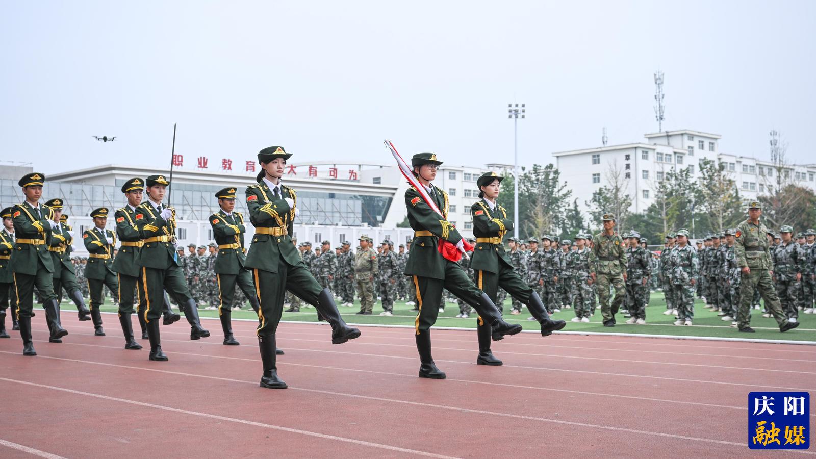庆阳职业技术学院国旗护卫队护送国旗入场。 庆阳职业技术学院国旗护卫队护送国旗入场。