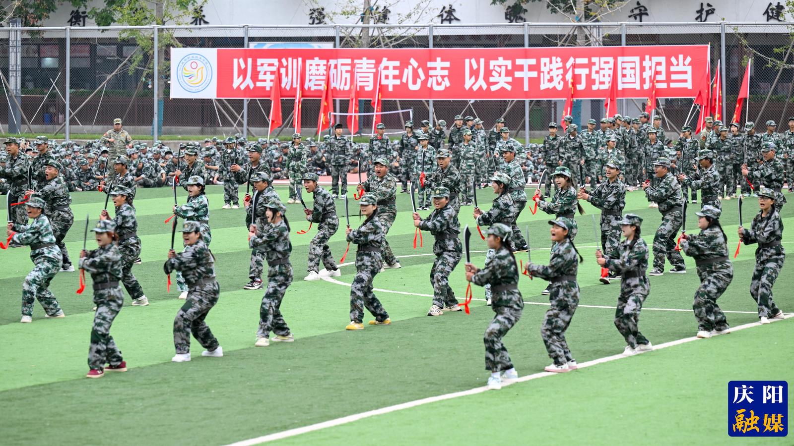 大刀操表演。 (2) 大刀操表演。 (2)